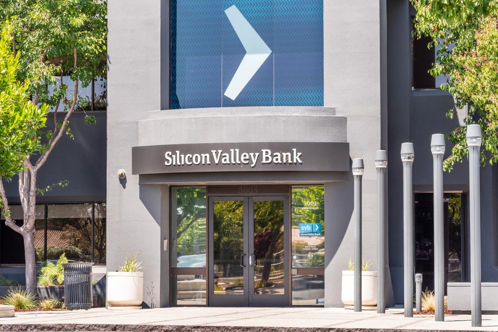Berita Saham Hari Ini : Silicon Valley Bank Runtuh Buat Emas Kinclong, Dividen BBRI Rp43,5 Triliun